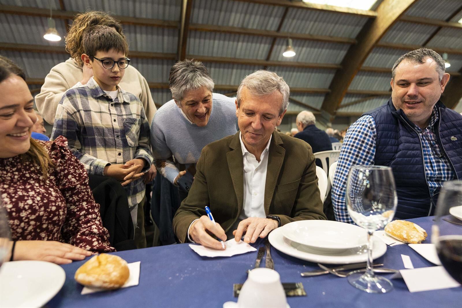 27/01/2024 El presidente del PPdeG y candidato a la presidencia de la Xunta, Alfonso Rueda, en una comida con simpatizantes en Ordes (A Coruña)..
El presidente del PPdeG, Alfonso Rueda, ha respondido a las palabras del presidente del Gobierno y líder del PSOE, Pedro Sánchez, que este sábado en un mitin en Lugo señalaba que si el candidato socialista, José Ramón Gómez Besteiro, se sitúa al frente de la Xunta "Galicia no rueda, Galicia vuela". "El único que vuela a costa de todos es el presidente Sánchez. Yo voy en un autobús en el que caben la mayoría de los gallegos y gallegas", ha afirmado.
POLITICA 
PPDEG
