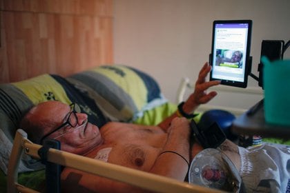 El francés Alain Cocq, de 57 años, que padece una enfermedad terminal, deseaba transmitir por Facebook su muerte, en reclamo por una ley de de muerte digna en Francia. Pero la empresa cortó la trasmisión. 