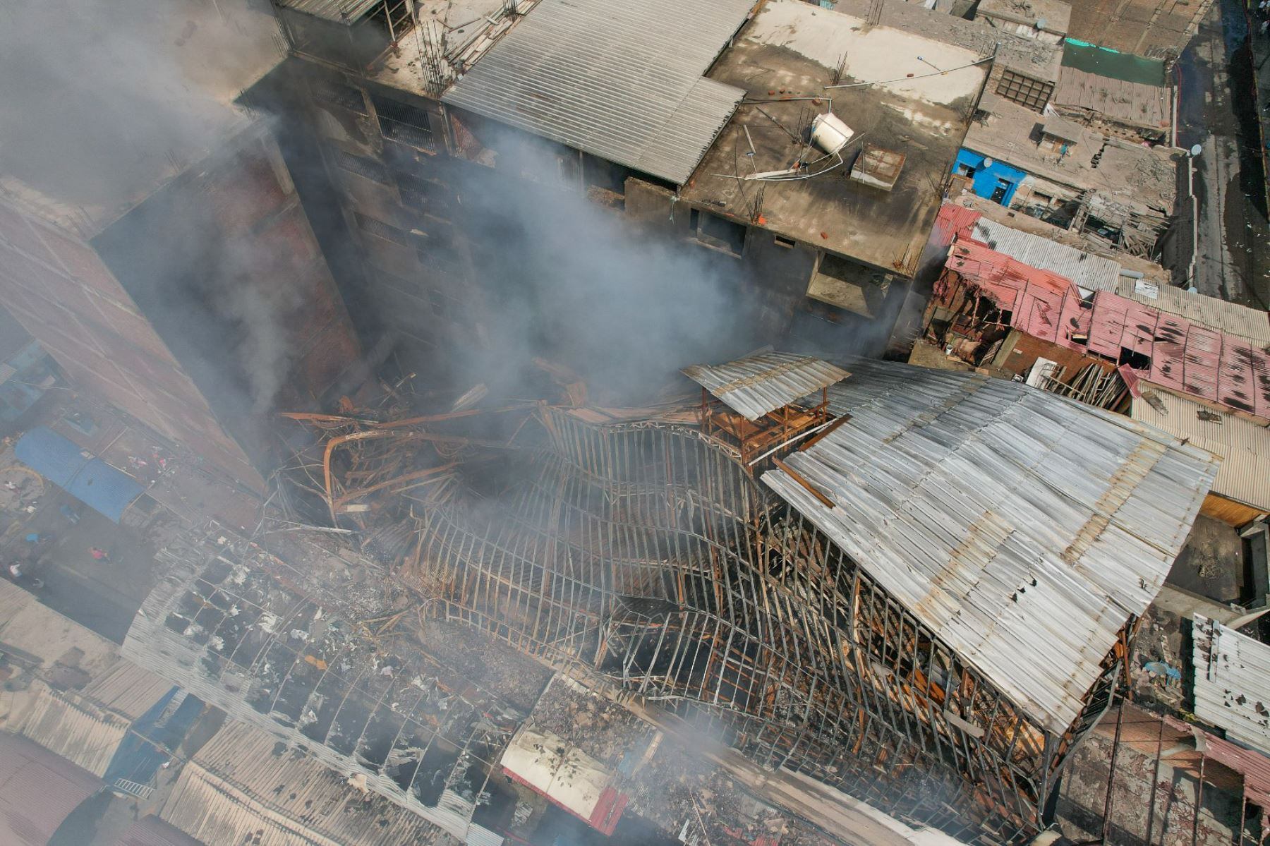 El incendio del almacén en Barrios Altos duró más de 40 horas activo antes de que los Bomberos puedan apagarlo por completo. (Foto: ANDINA)