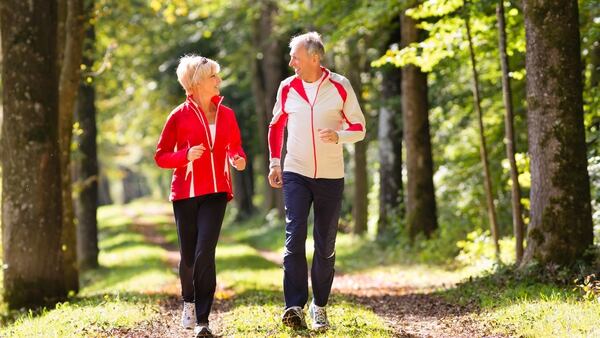 Mantenerse activo, incluso sin realizar ejercicios físicos, contribuye a elevar la expectativa de vida (iStock)