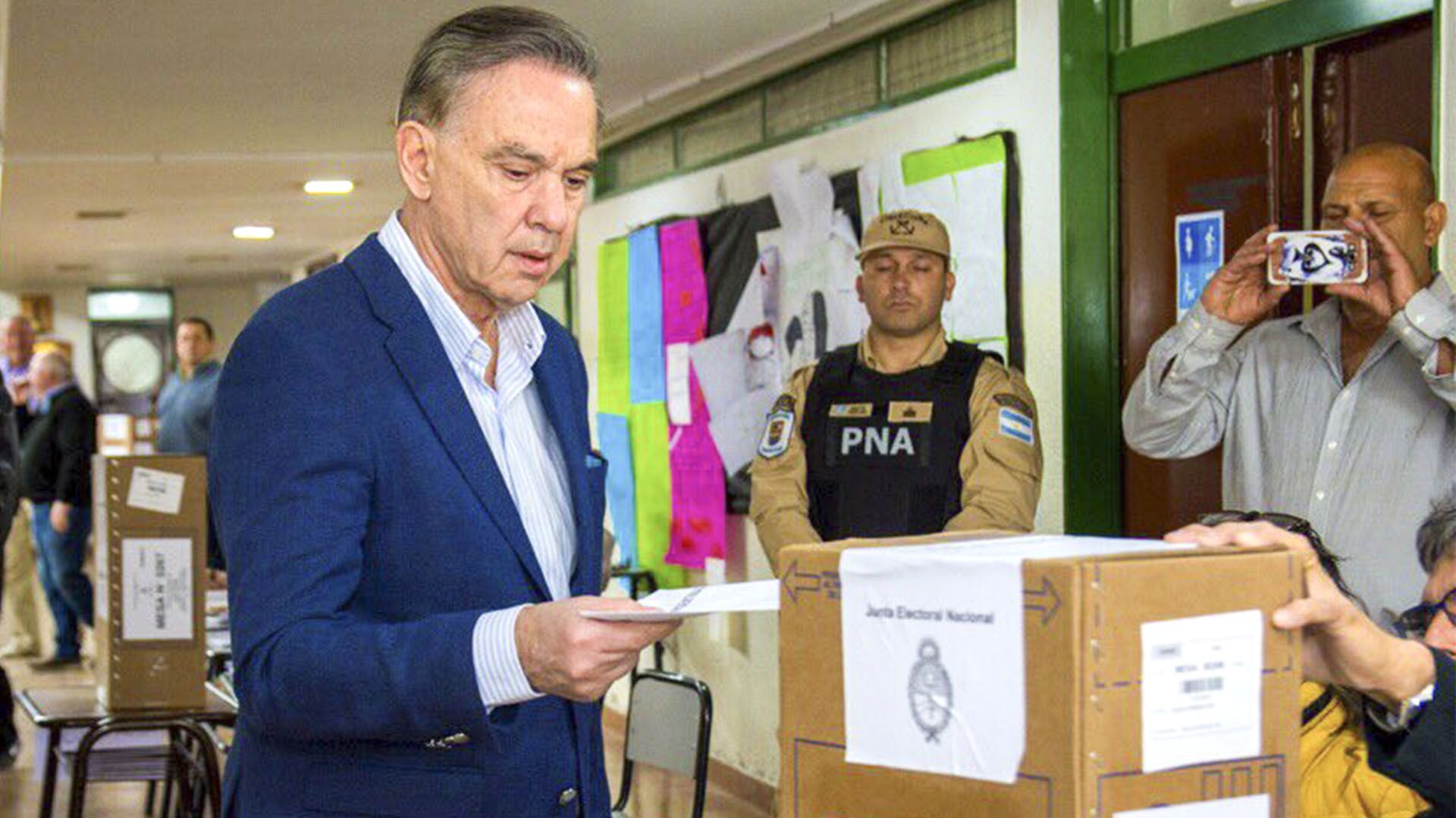 zzzznacp2 NOTICIAS ARGENTINAS SIERRA GRANDE RIO NEGRO, OCTUBRE 27: El candidato a vice presidente de Juntos por el Cambio, Miguel angel Pichetto, emite siu voto en la localidad de Sierra Grande. Foto NA zzzz