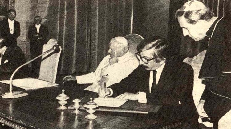 La firma del Tratado de Paz y Amistad entre Argentina y Chile. Fue el 28 de noviembre de 1984, en el Vaticano. Dante Caputo, canciller del gobierno de Raúl Alfonsín, rubrica el acuerdo luego de la mediación Papal de Juan Pablo II (Biblioteca del Congreso Nacional)