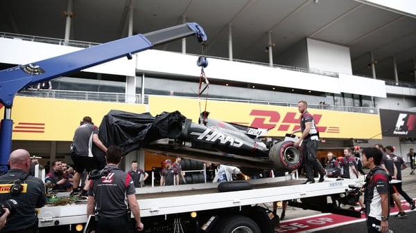 Los mecánicos de Haas retiraron el coche de Romain Grosjean, quien sufrió su segundo accidente en ocho días (AFP)