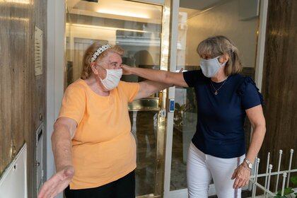 Miradas cómplices. El esperado encuentro entre las mujeres de 59 y 82 años sella la amistad que nació en plena cuarentena. (Foto: Franco Fafasuli)