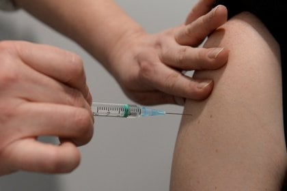 Una persona recibe una dosis de la vacuna COVID-19 Oxford-AstraZeneca en un centro de vacunación en Amberes, Bélgica, el 12 de febrero de 2021. REUTERS / Johanna Geron