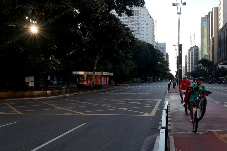 La Avenida Paulista vacía como consecuencia de la cuarentena impuesta en San Pablo (REUTERS/Amanda Perobelli)