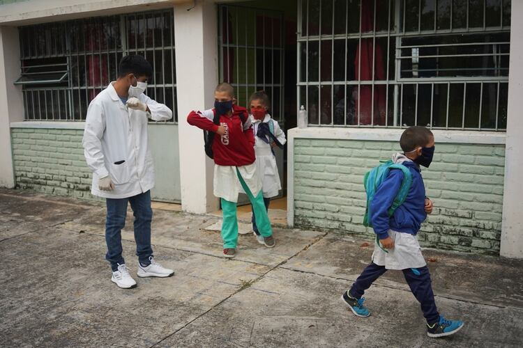 Al igual que en Uruguay, en Argentina se priorizará el regreso en las escuelas rurales (REUTERS)