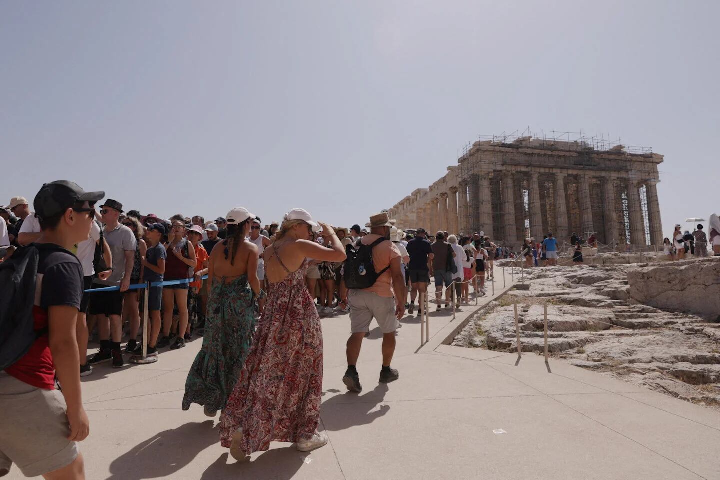 Visitantes del Partenón, en Atenas, Grecia, sufren las altas temperaturas. Las autoridades cerraron luego la Acrópolis como precaución