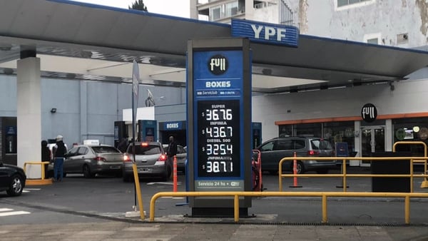 En las estaciones de servicio de la ciudad de Buenos Aires el litro de nafta premium ya superó los $43