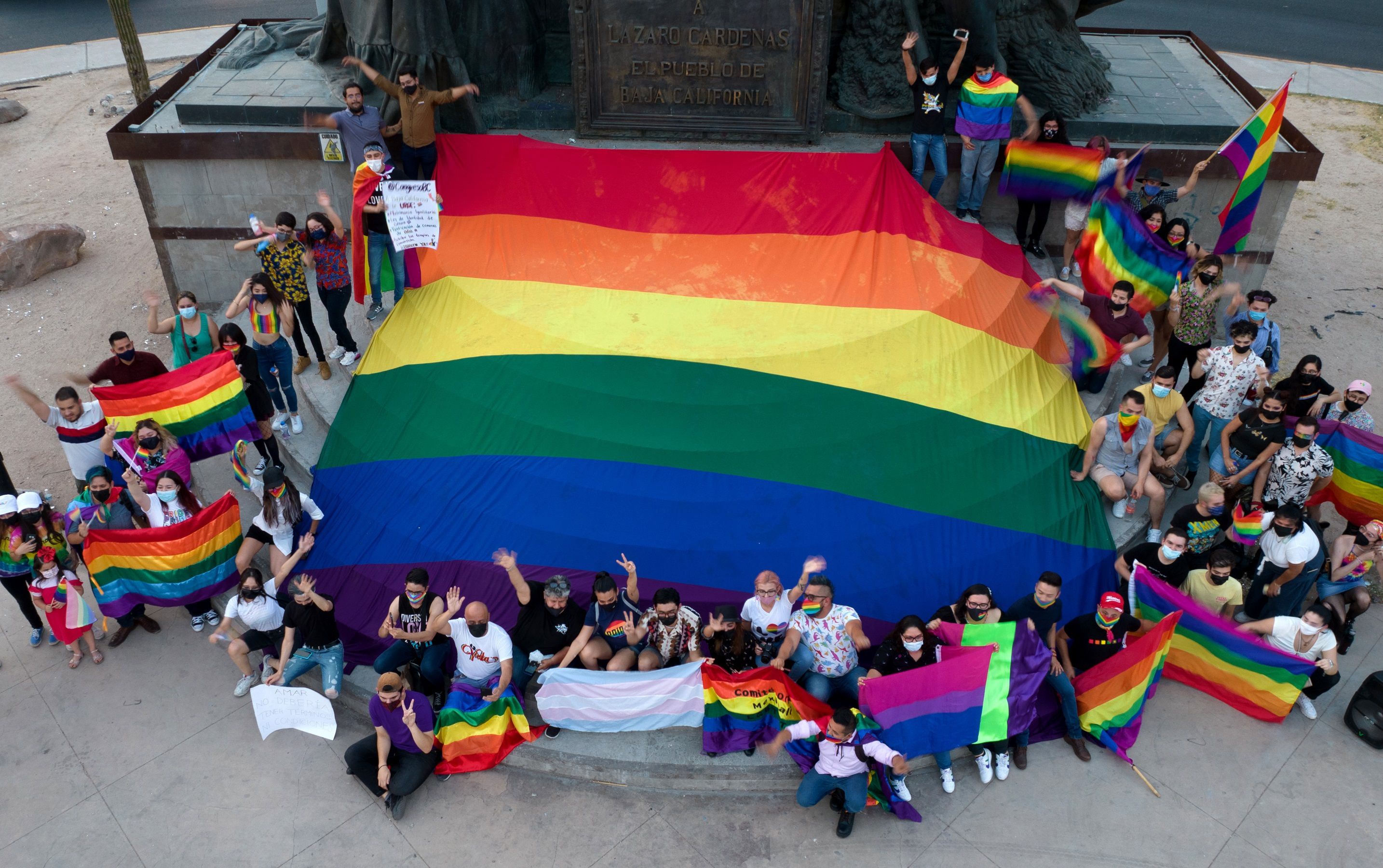 Fotografía cedida este miércoles, por All Out, donde se observa a integrantes de la comunidad LGBT, durante una manifestación en la ciudad de Mexicali, estado de Baja California (México). EFE/All Out/SOLO USO EDITORIAL/ SOLO DISPONIBLE PARA ILUSTRAR LA NOTICIA QUE ACOMPAÑA (CRÉDITO OBLIGATORIO).
