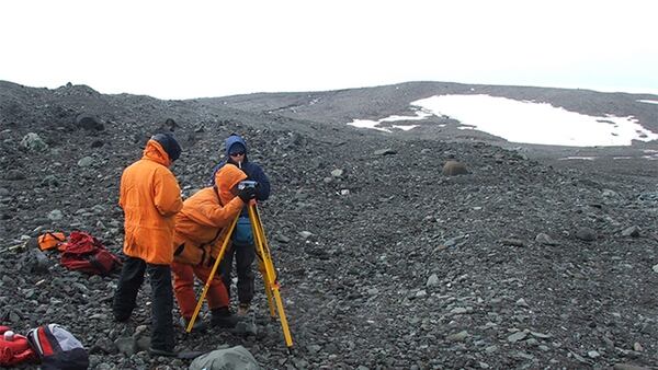 El doctor Adrián Silva Busso y colegas realizan un perfil de cauce en el Arroyo Potter Sur alimentado desde el Glaciar Warsawa, en las Islas Shetland del Sur, en la Antártida