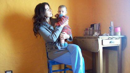 Marie con Nippur en mayo de 2012, cuando su hijo tenía seis meses y el cáncer no había aparecido.