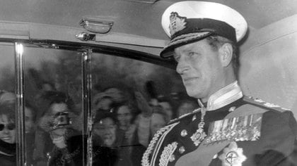 Originalmente príncipe real de Grecia y Dinamarca, el Principe Felipe  renunció a estos títulos poco antes de casarse. En el momento de su compromiso era todavía conocido como el teniente Felipe Mountbatten. Aquí, en una foto de 1960