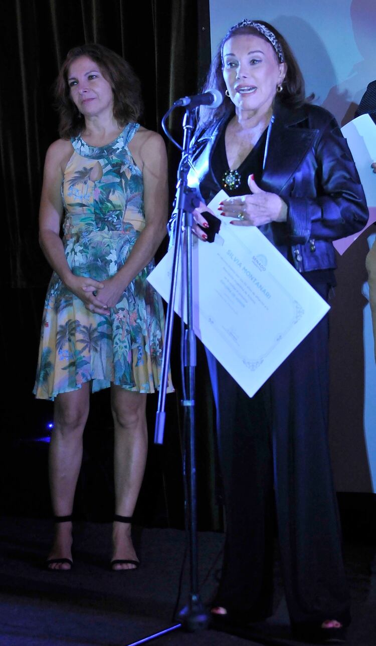 Silvia Montanari con su diploma de los Premios Podestá; detrás, Alejandra Darín, de la Asociación Argentina de Actores