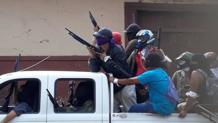 Los paramilitares se movilizaban en caravanas de camionetas al estilo Estado Islámico, atacando a balazos las barricada y puestos de protestas que tenían los opositores a Daniel Ortega.