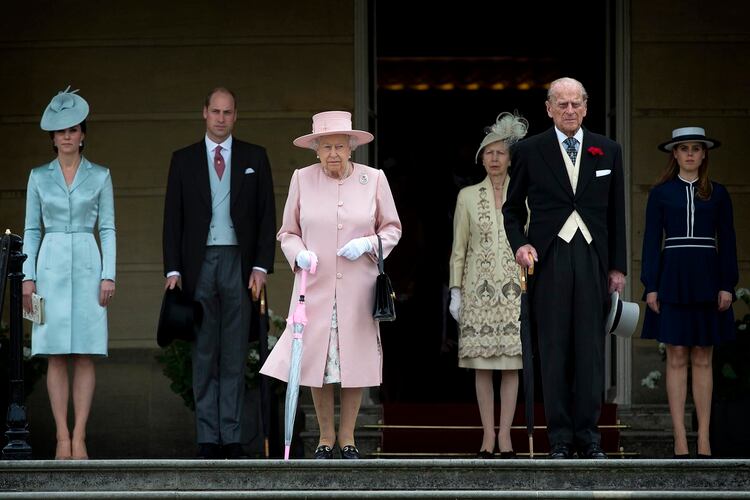 Catalina, la Duquesa de Cambridge, el príncipe William, Duque de Cambridge, la reina Isabel II, la princesa Anne, el príncipe Philip, y la princesa Beatriz de York en mayo de 2017. (AFP PHOTO / POOL / Victoria Jones)