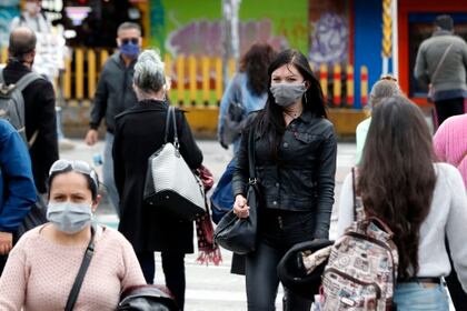 Ciudadanos recorren las calles  durante la cuarentena por el coronavirus en Bogotá (Colombia). EFE/ Mauricio Dueñas Castañeda
