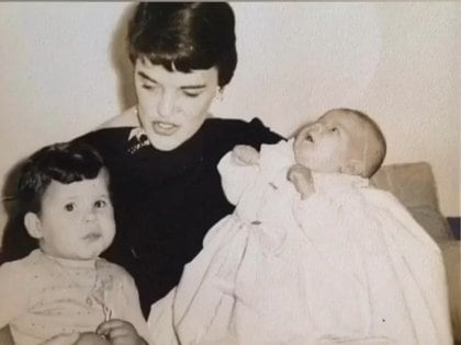 Adriana de bebé junto a su madre y su hermano, Marcelo