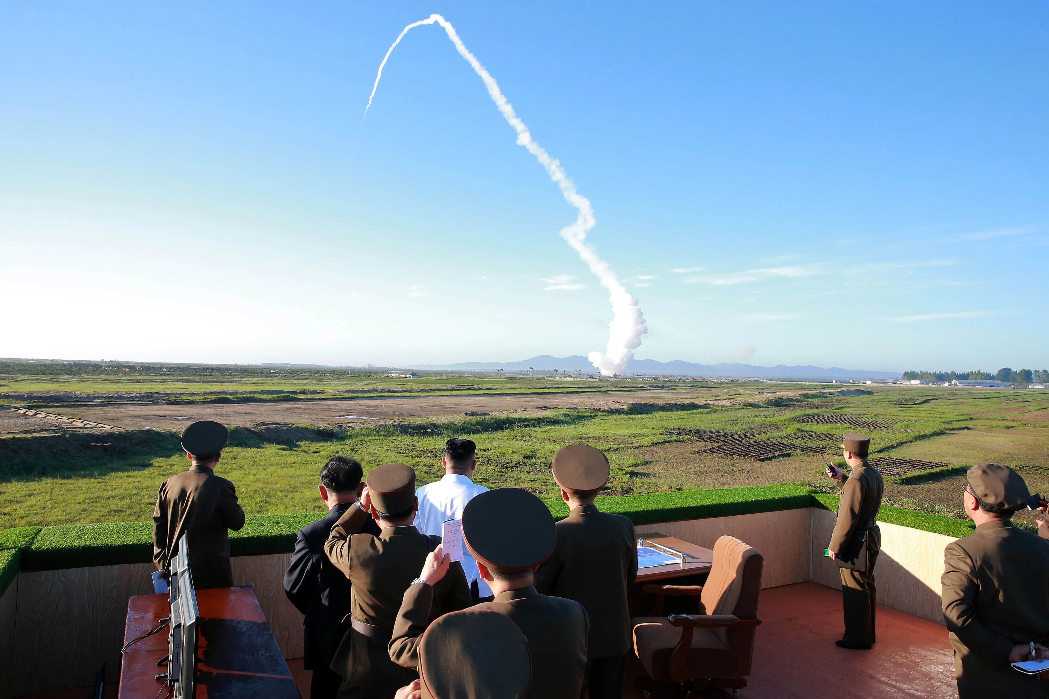 Kim Jong-un en momento que se realizó la prueba de defensa antiaérea.