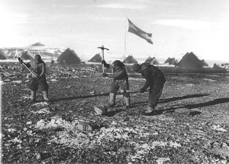 Los trabajos de la Patrulla Soberanía en la meseta de la isla Marambio para construir una pista de aterrizaje que rompiera el aislamiento en el desierto blanco.