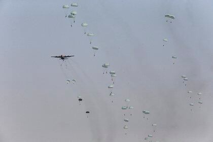 Lanzamiento de paracaidistas durante las maniobras (Ejército iraní via AP)
