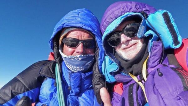 Rick Allen y su compañero Sandy Allan en 2012 en la cima del Nanga Parbat, que alcanzaron tras recorrer la arista Mazeno