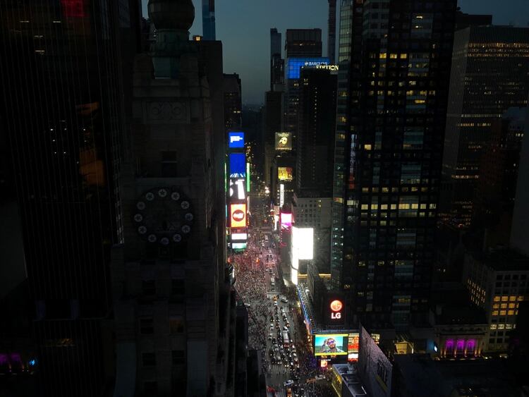 Los carteles luminosos de algunas avenidas contrastan con numerosos edificios que quedaron a oscuras (Reuters)