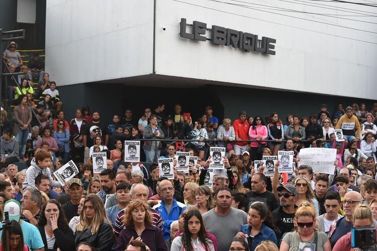 Cientos de personas se congregaron frente al boliche Le Brique, donde fue asesinado Fernando (Diego Medina)