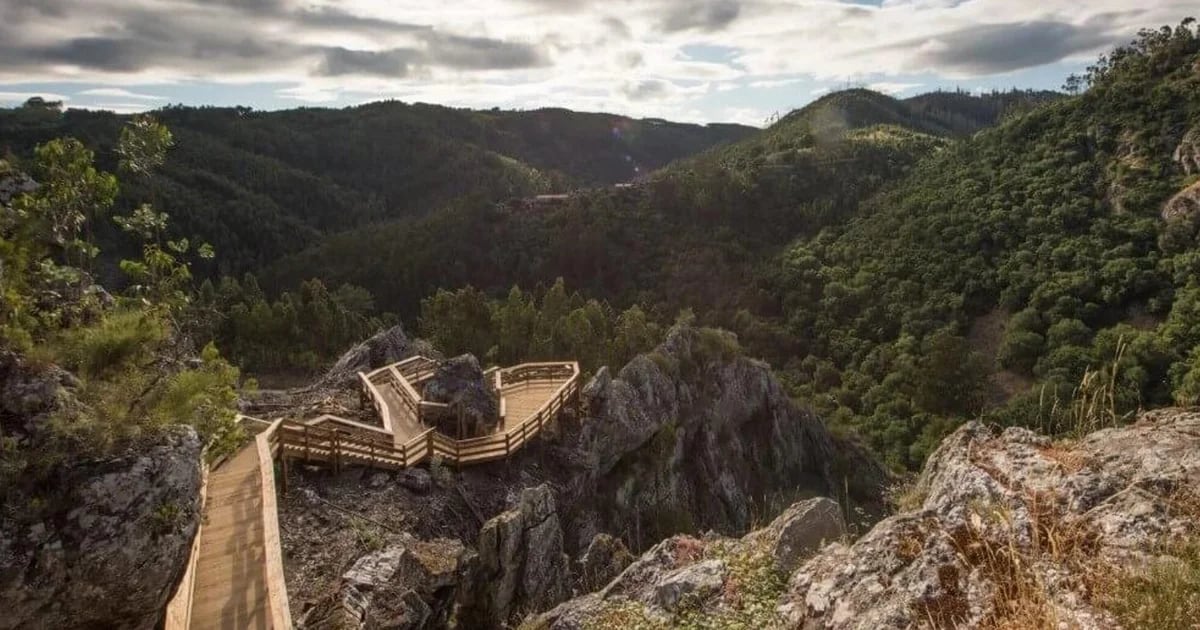 O impressionante percurso pedestre em Portugal: atravessa um desfiladeiro de encostas íngremes e abriga uma praia fluvial