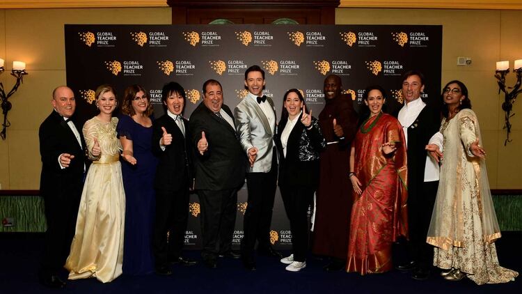 Los diez finalistas del Global Teacher Prize 2019 junto al actor Hugh Jackman, que ofició de maestro de ceremonias durante la premiación que se llevó a cabo en marzo pasado en Dubai. Foto: Gentileza Fundación Varkey.