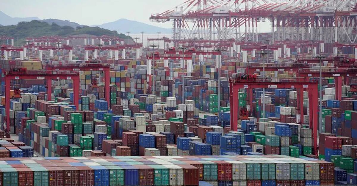 Chinese trade falls again on weaker global demand