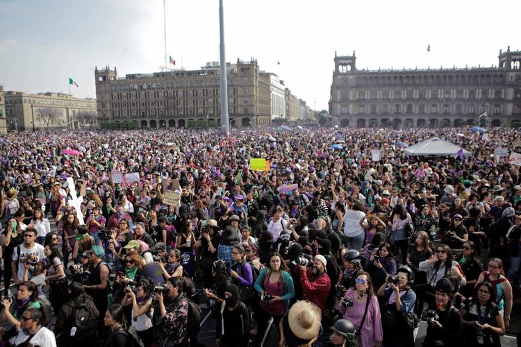 A las 17:53, el Centro de Información Vial de la Secretaría de Seguridad Ciudadana de la Ciudad de México informó la presencia de 35 mil mujeres manifestantes en las inmediaciones del Centro Histórico (Foto REUTERS/Raquel Cunha)