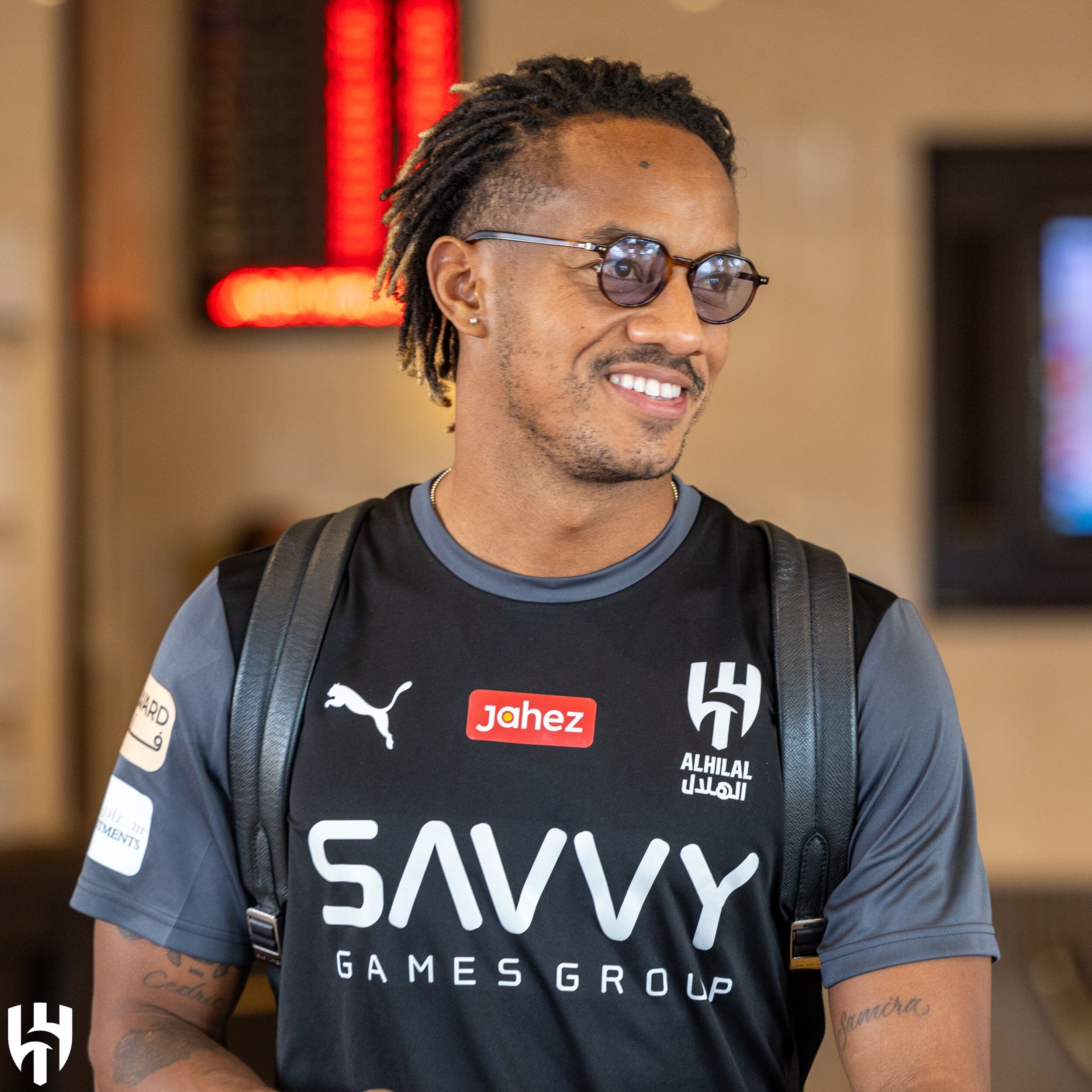 André Carrillo saliendo del hotel de concentración para el duelo Al Hilal vs Al Nassr.