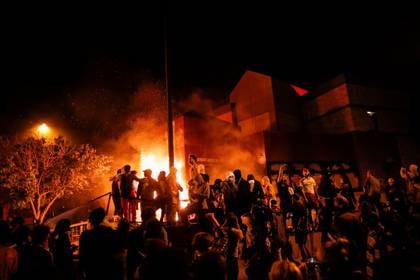 Un grupo nutrido de manifestantes atacaron la estación de policía. REUTERS/Carlos Barria