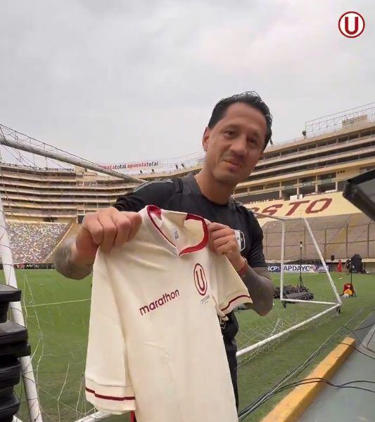 Gianluca Lapadula posando con la camiseta de Universitario en el estadio Monumental.