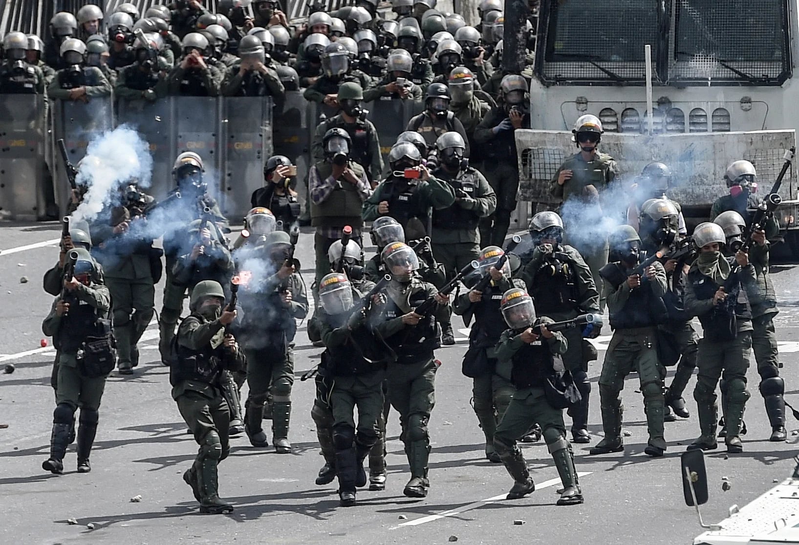 Miembros de l Guardia Nacional Bolivariana re primen a la oposición en Caracas (AFP)