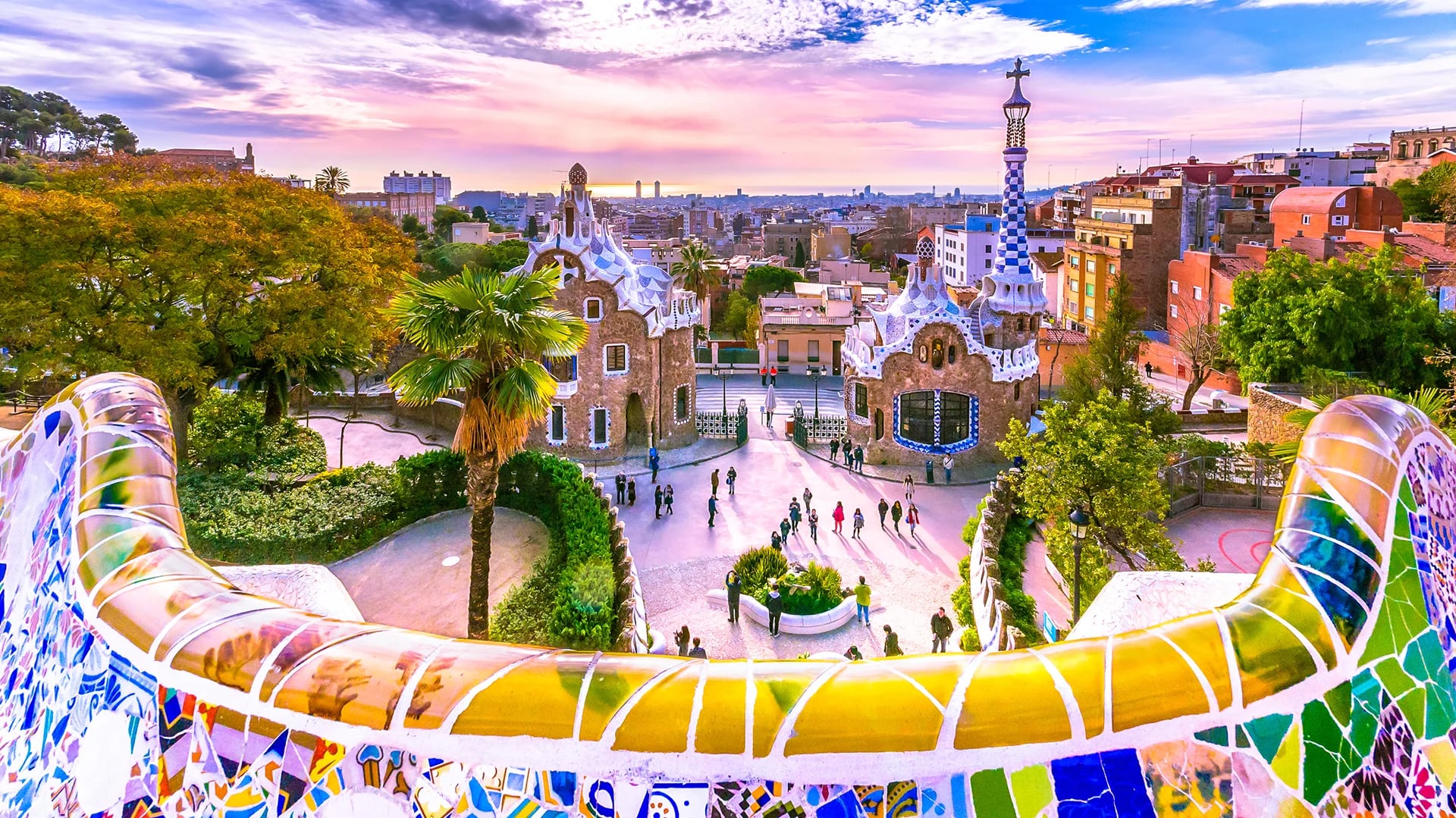 En la parte superior del Parc Güell hay una terraza con una vista maravillosa del parque y de la ciudad de Barcelona