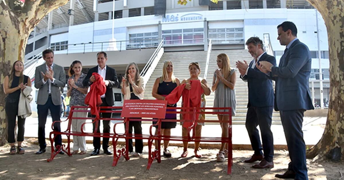 River installed a red bench against gender violence and signed a collaboration agreement with the Public Prosecutor’s Office