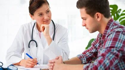 Es muy importante que la persona consulte al médico ante los primeros problemas de erección (Getty Images)