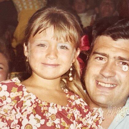 La actriz, cuando era niña, en brazos de su papá (IG: letycalderon79)