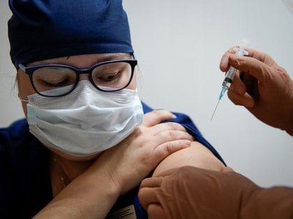 Un médico de un hospital regional de Rusia, en la ciudad de Tver, recibe una dosis de la vacuna "Sputnik-V" contra el coronavirus. Octubre12, 2020.  REUTERS/Tatyana Makeyeva