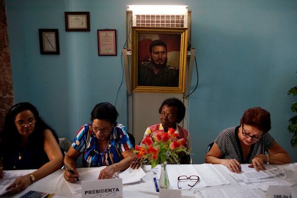 Mujeres controlan los documentos de un elector en La Habana (REUTERS/Alexandre Meneghini)