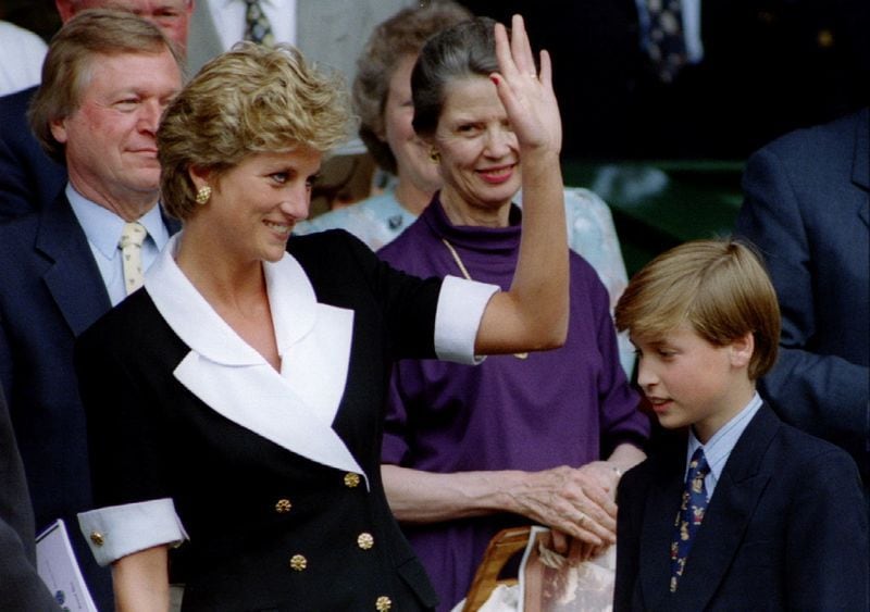 La princesa de Gales, acompañada por su hijo, el príncipe William, llega a la pista central de Wimbledon en una foto de archivo. (Kevin Lamarque/Reuters)