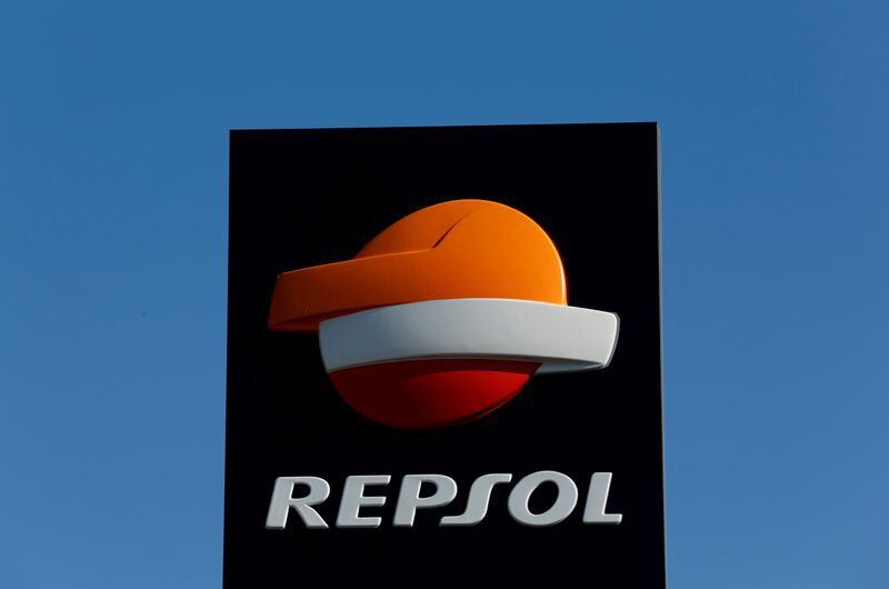 FOTO DE ARCHIVO: Un logotipo de Repsol en una gasolinera en Bormujos, cerca de la capital andaluza de Sevilla, España, 3 de marzo de 2016. REUTERS/Marcelo del Pozo