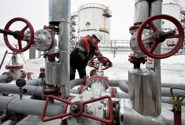 Un trabajador operando una válvula en el yacimiento petrolífero Gremikhinskoye de UdmurtNeft, al este de Izhevsk, Rusia (REUTERS/Sergei Karpukhin)