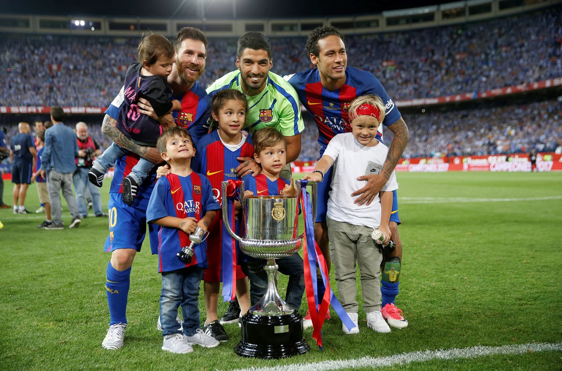 Las estrellas del Barça, a pura sonrisa junto a sus herederos