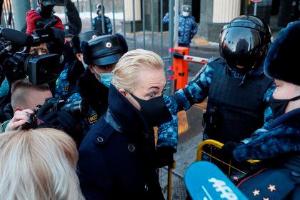 La esposa del opositor ruso, Alexei Navalni, Yulia Navalnaya (c), a su llegada al tribunal de Moscú en el que se celebra el juicio contra su marido. EFE/EPA/MAXIM SHIPENKOV 