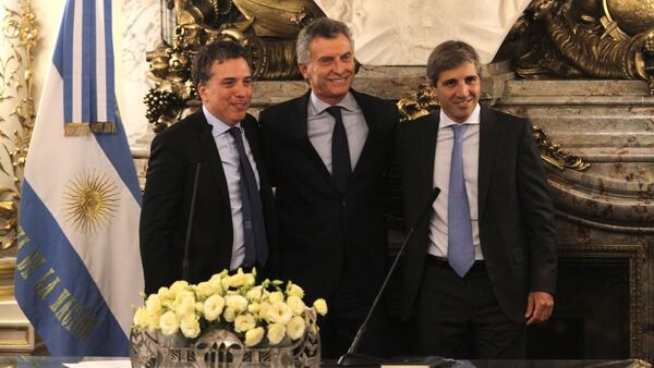 El presidente Macri junto a los ministros Nicolás Dujovne (izquierda) y Luis Caputo (derecha). (DyN)