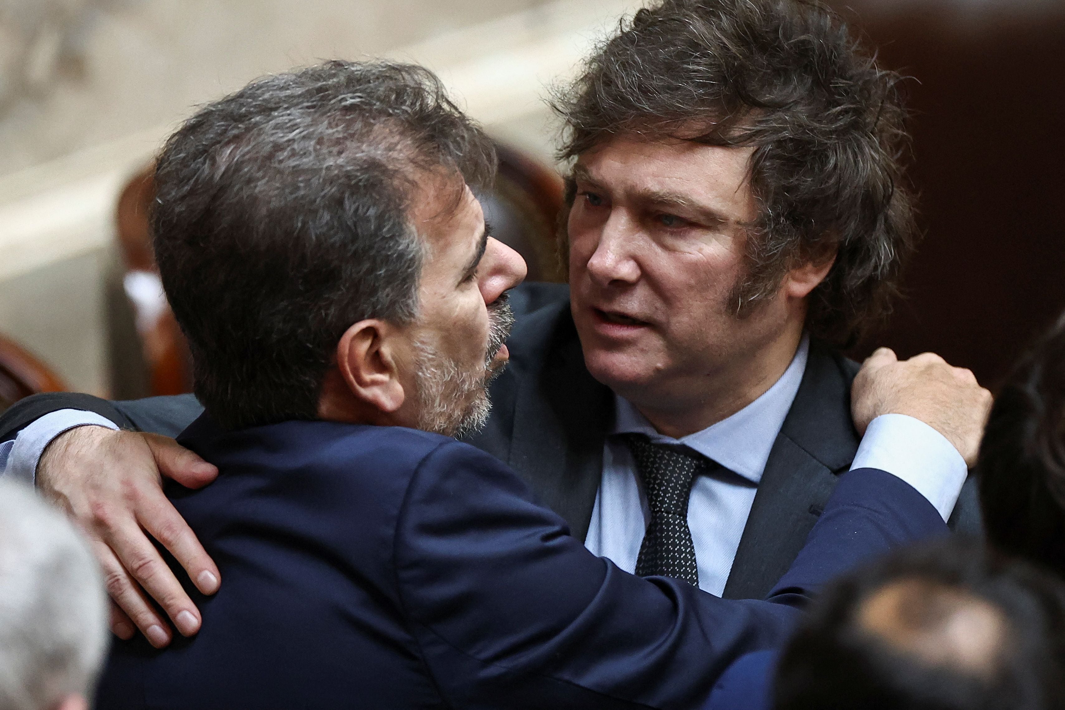 Javier Milei y Cristian Ritondo se abrazaron luego de la Asamblea Legislativa de este miércoles (Foto Reuters)

