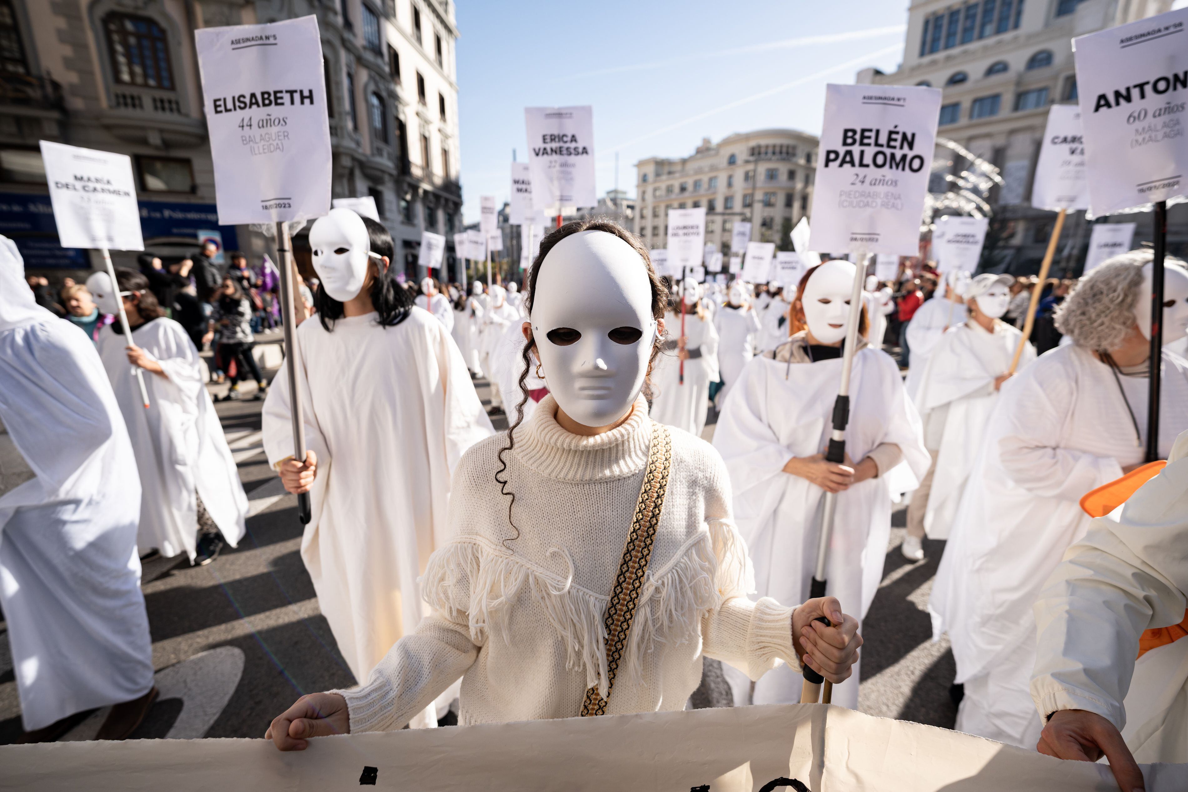 Decenas de personas llevan carteles con nombres de mujeres asesinadas por violencia machista durante una manifestación por el 25N, a 25 de noviembre de 2023, en Madrid. (Diego Radamés/Europa Press)